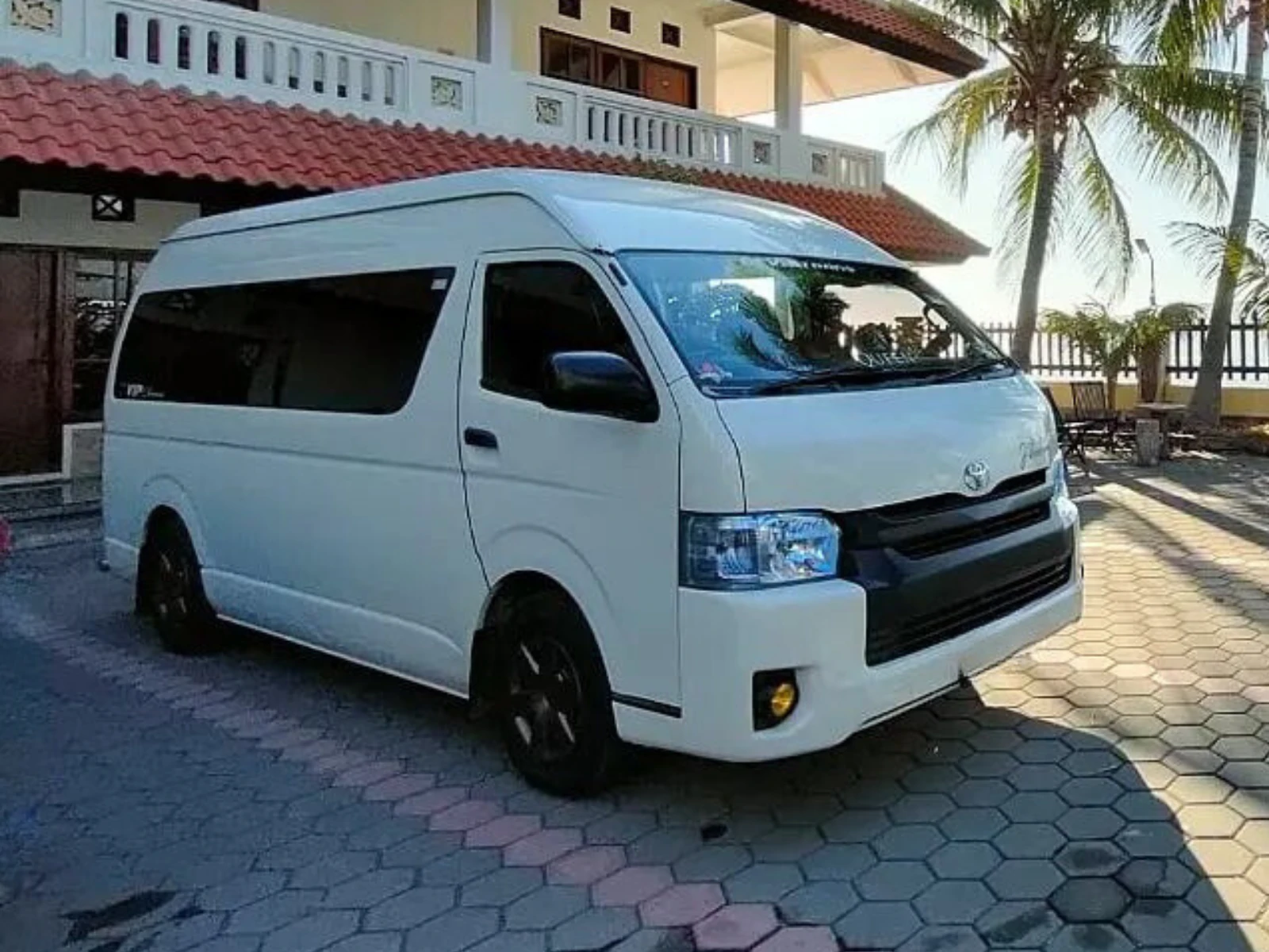 Sewa Mobil Hiace Commuter Malang 01
