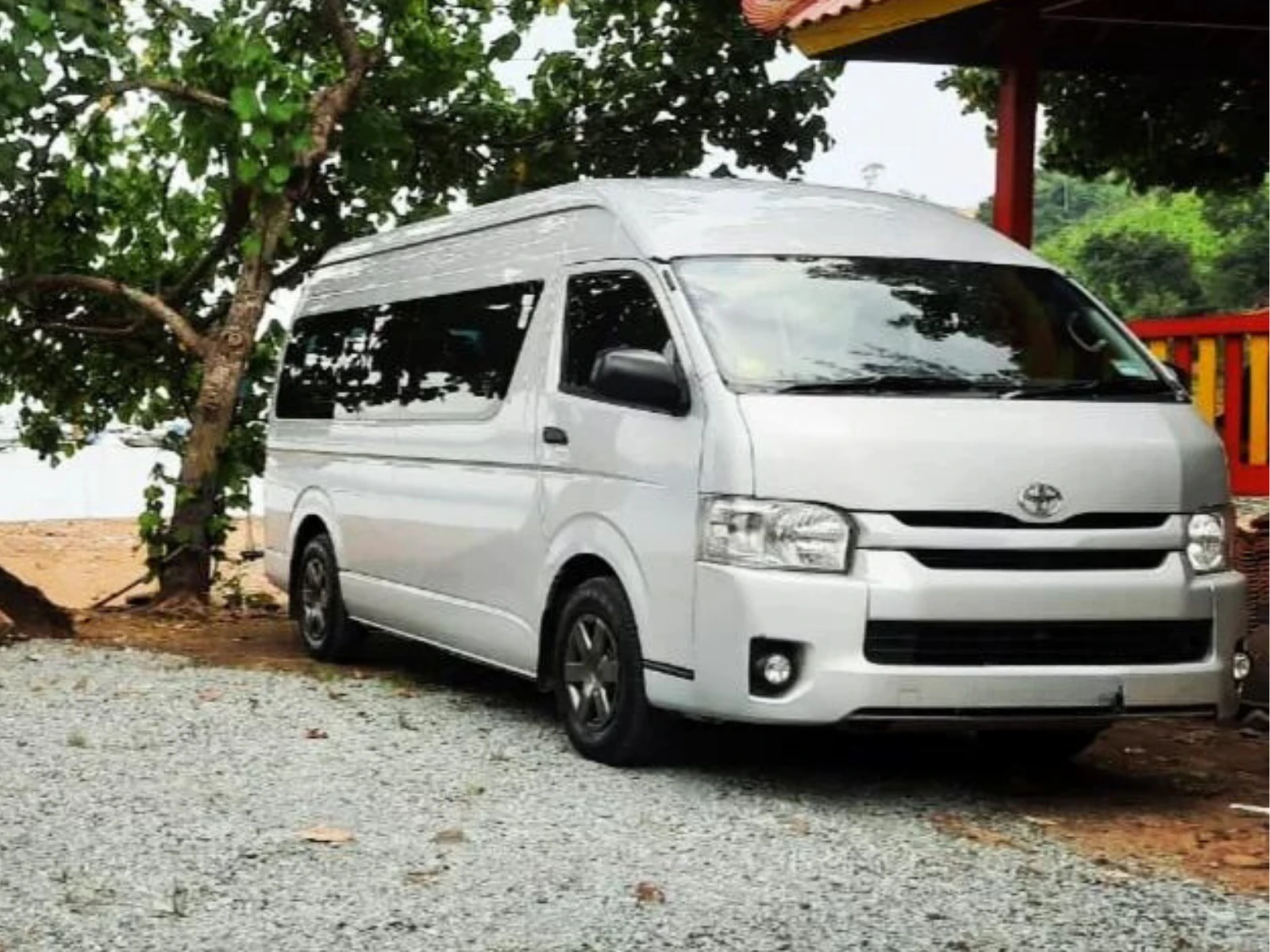 Sewa Mobil Hiace Commuter Malang 02