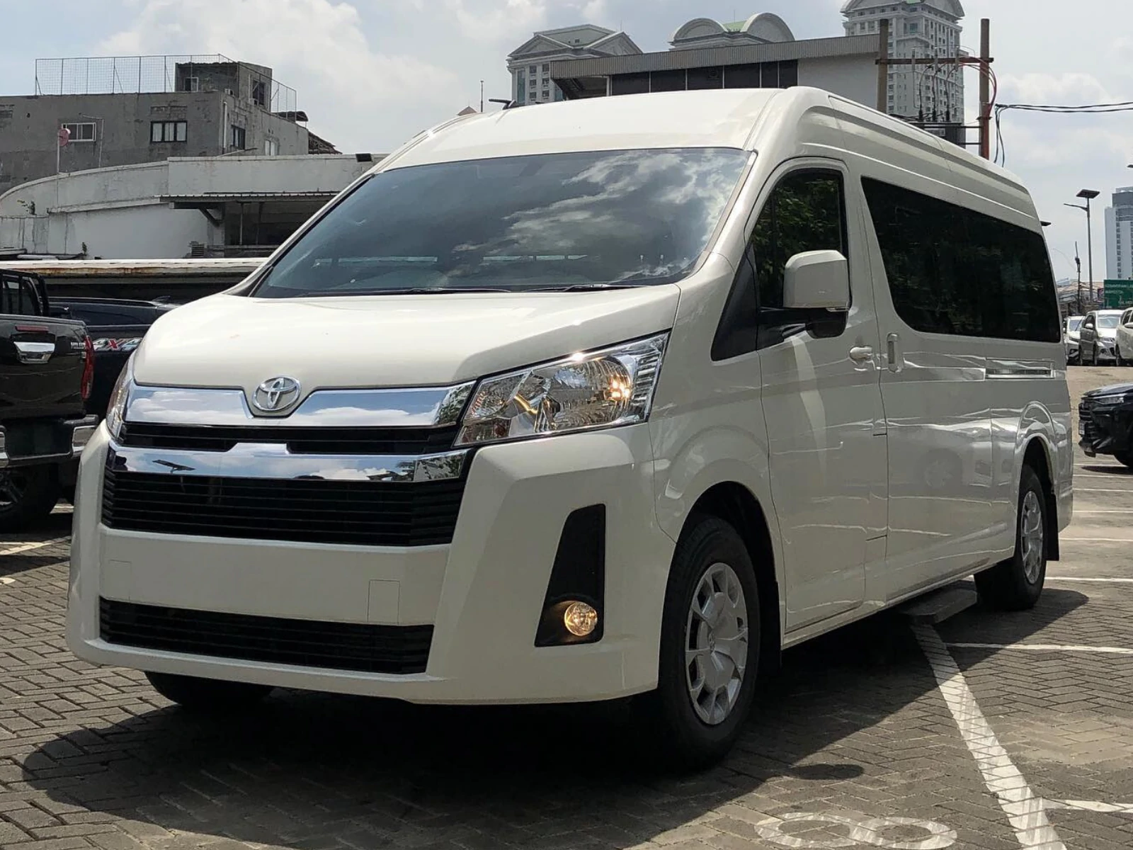Sewa Mobil Hiace Premio Malang 02