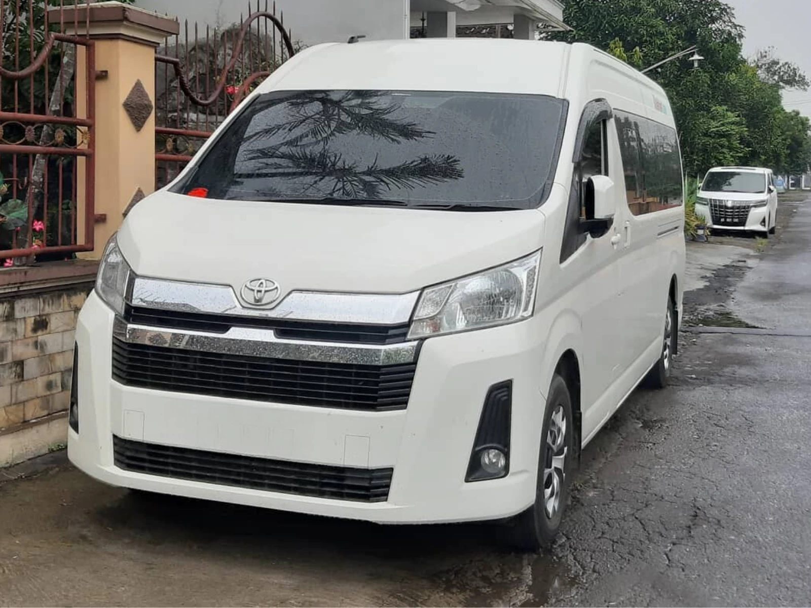 Sewa Mobil Hiace Premio Malang 03
