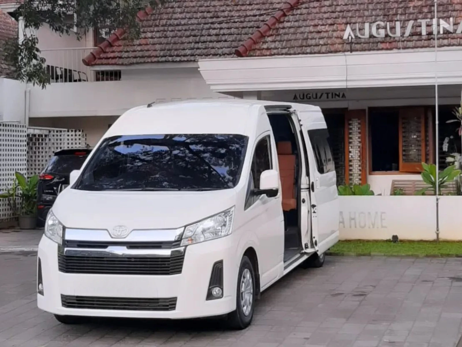 Sewa Hiace Luxury Malang by KelilingMalang 2