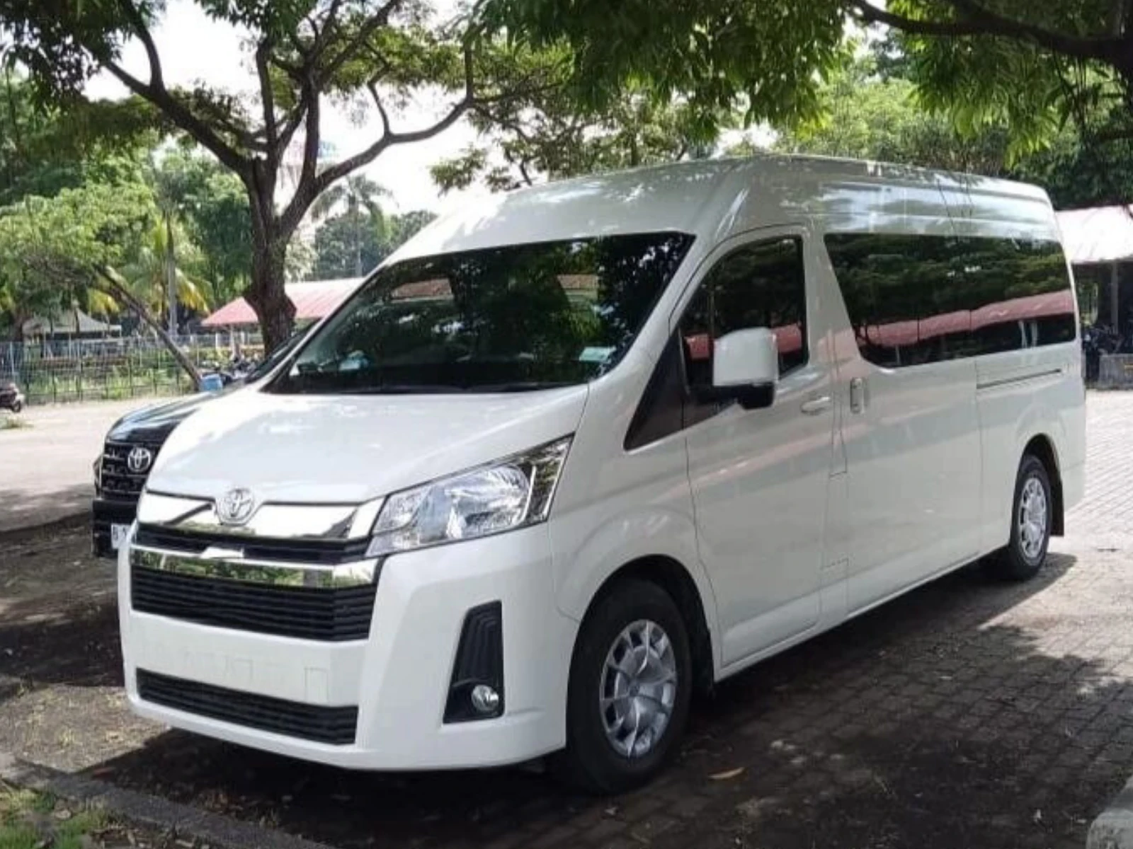 Sewa Hiace Luxury Malang by KelilingMalang 3